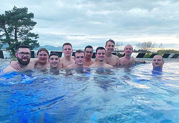 team-event-azubi-ausflug-schwimmbad-bei-der-intratec-team-gmbh